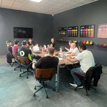 Formación teórica en aula Zvizzer