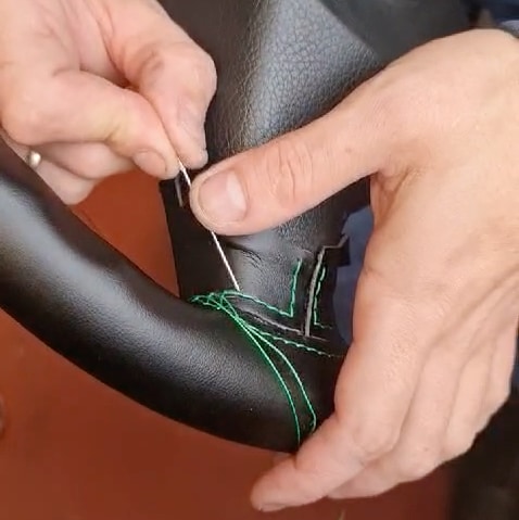 Cosiendo volante