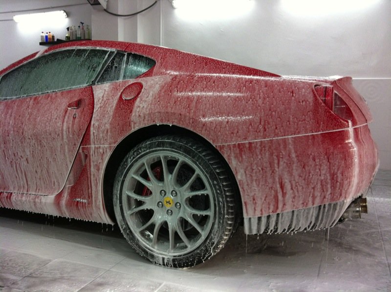 Prelavado de un Ferrari con snow foam